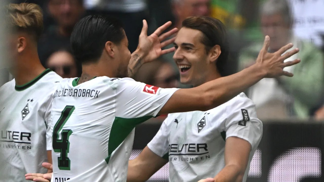 Gladbach-Fans feiern Florian Neuhaus