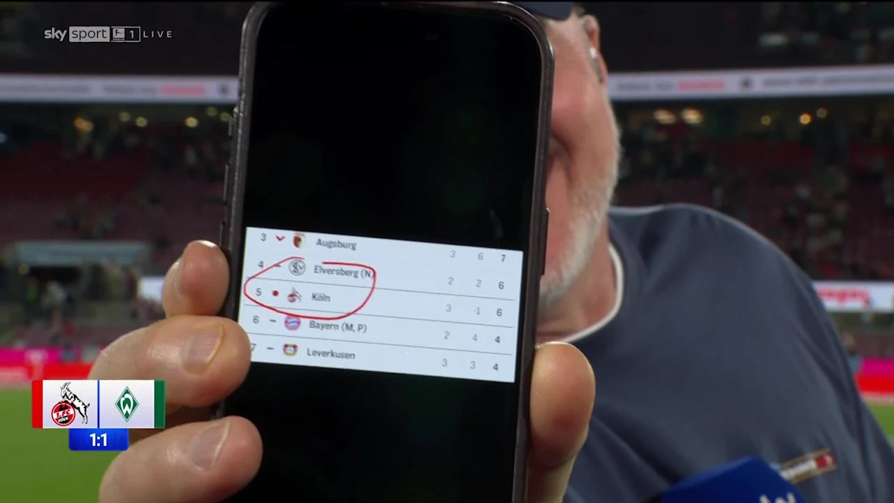 Bundesliga: Stefan Raab zeigt Handy-Screenshot in die Kamera