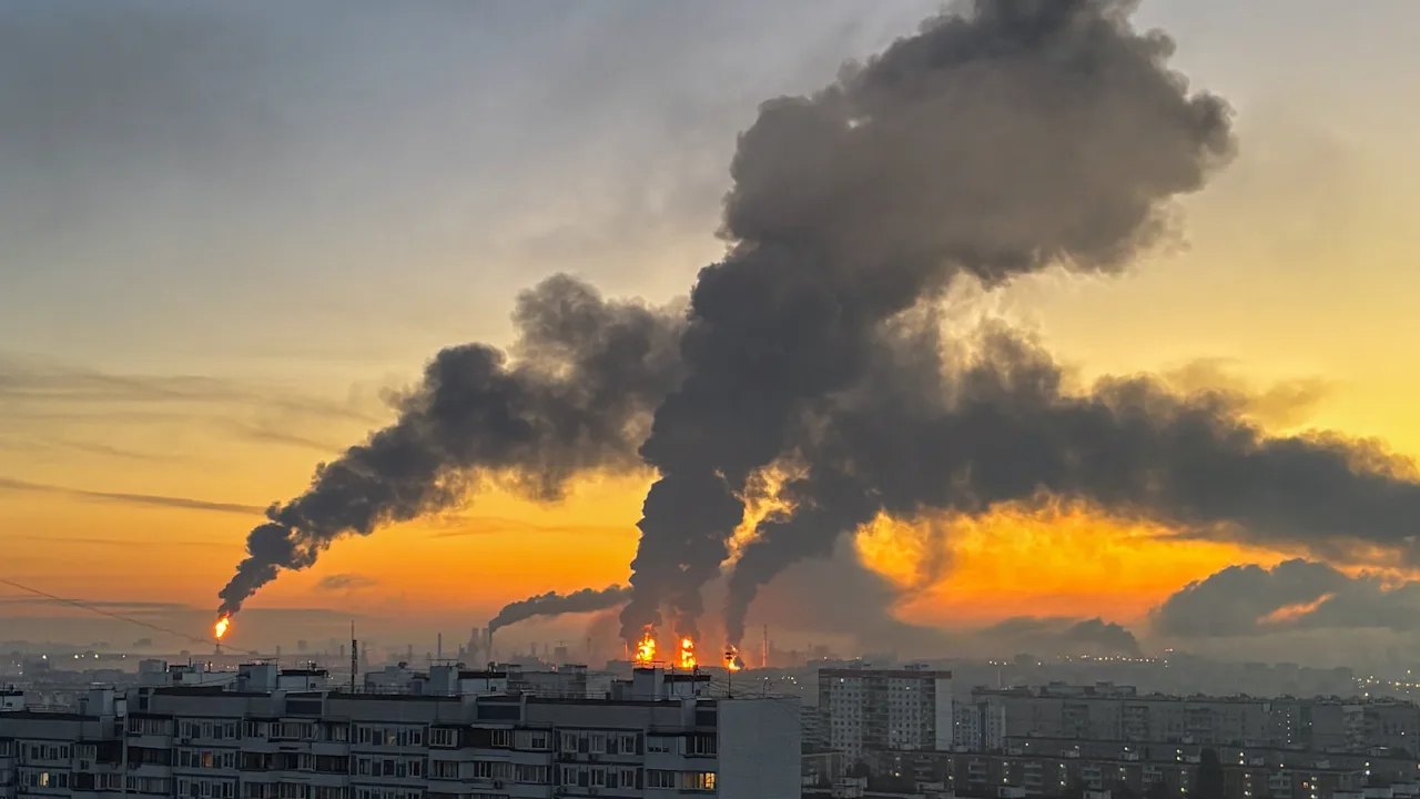 Moskau in Flammen am letzten Tag von Putins Wahl