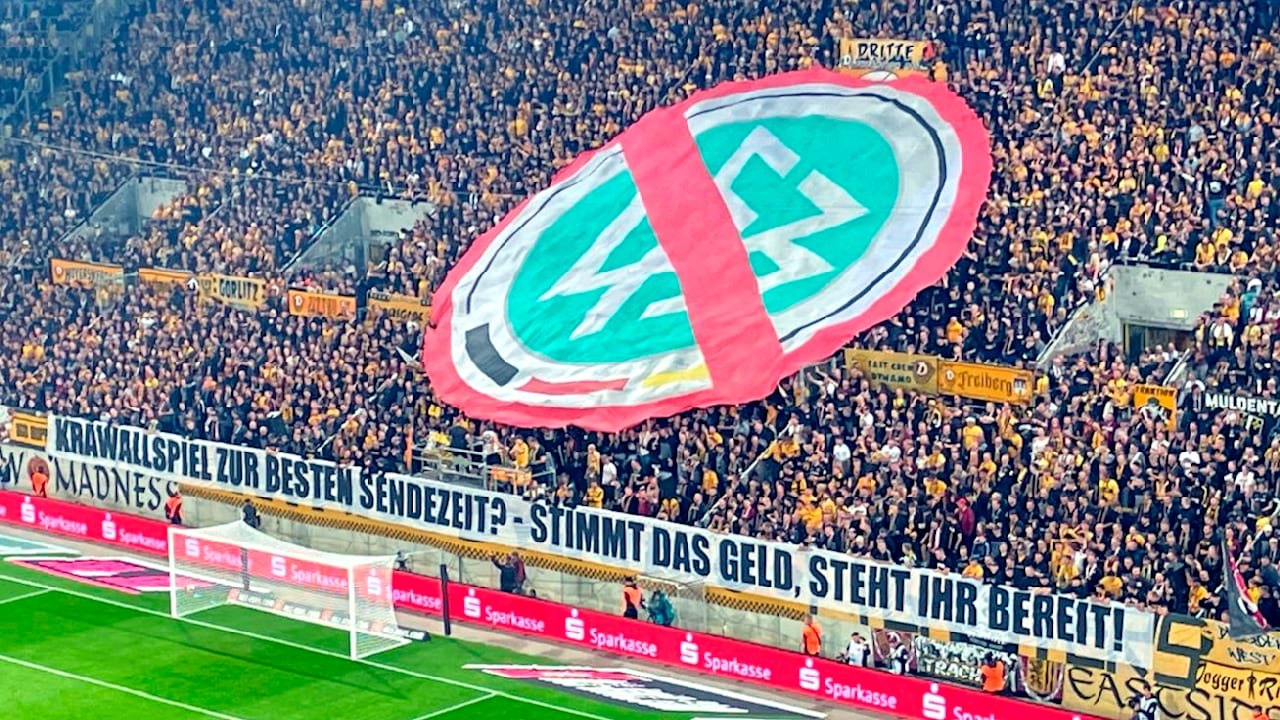 Zweitliga-Hit friedlich! Fans protestieren gegen DFB