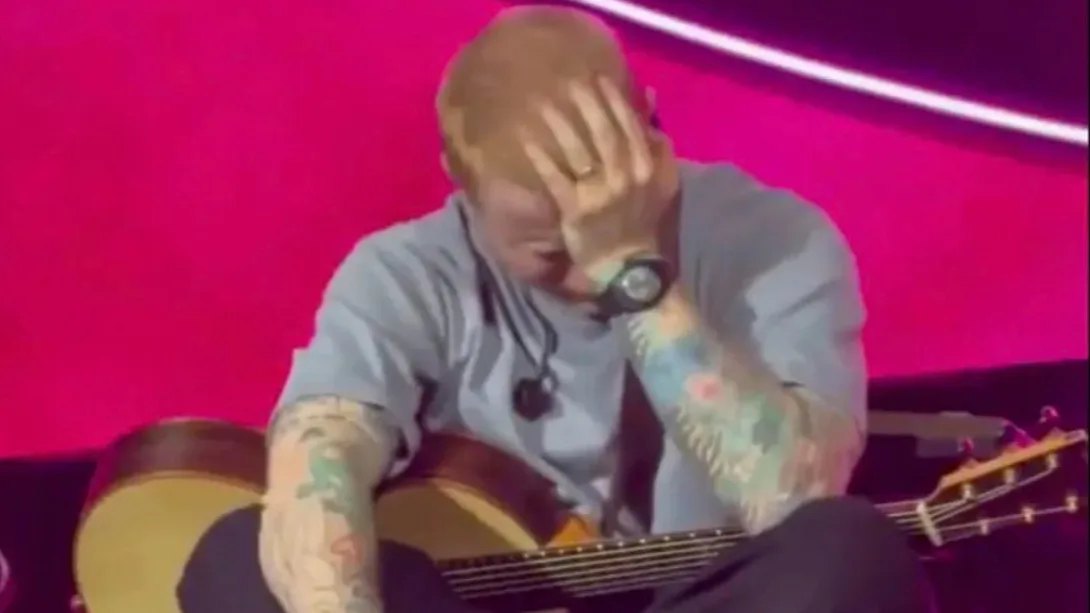 Ed Sheeran bricht auf der Bühne in Tränen aus