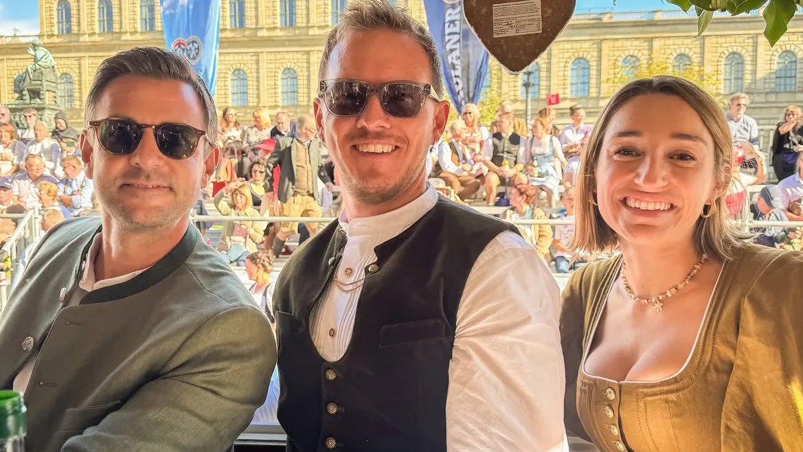 Wiesn-Auftritt mit Ehefrau Lena