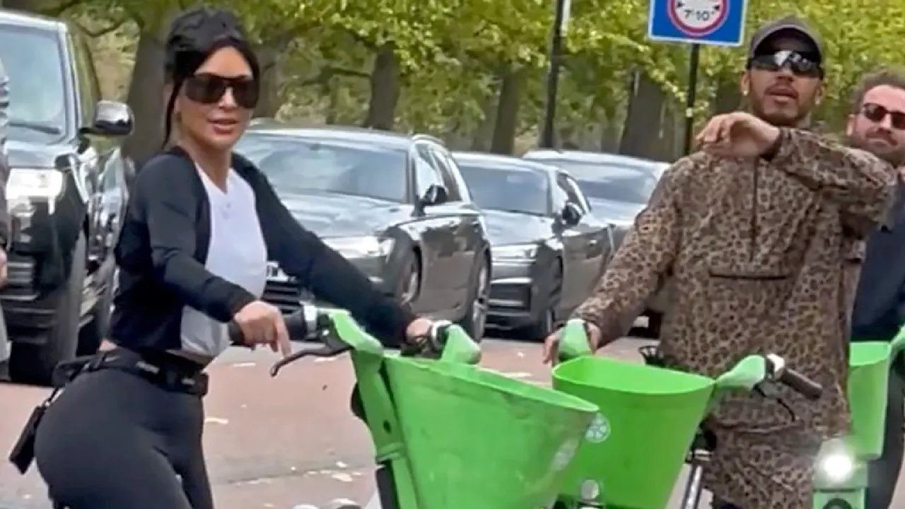 Das Paar radelt mit Mietfahrrädern durch London