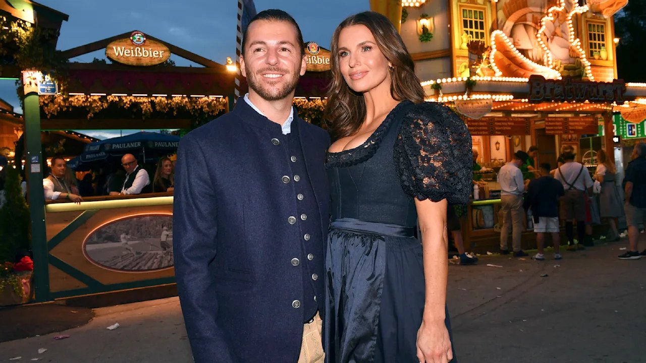 Laura Wontorra verliebt im Dirndl