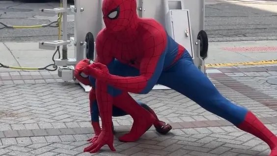 NFL-Star kommt als Spiderman zum Spiel und verzaubert die Fans