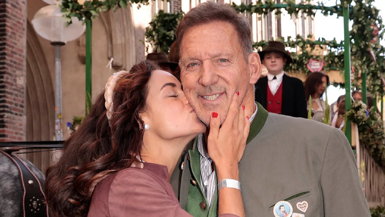 Filmstar Ralf Moeller und das Playmate auf der Wiesn! Sie küsst ihn, aber er bleibt cool