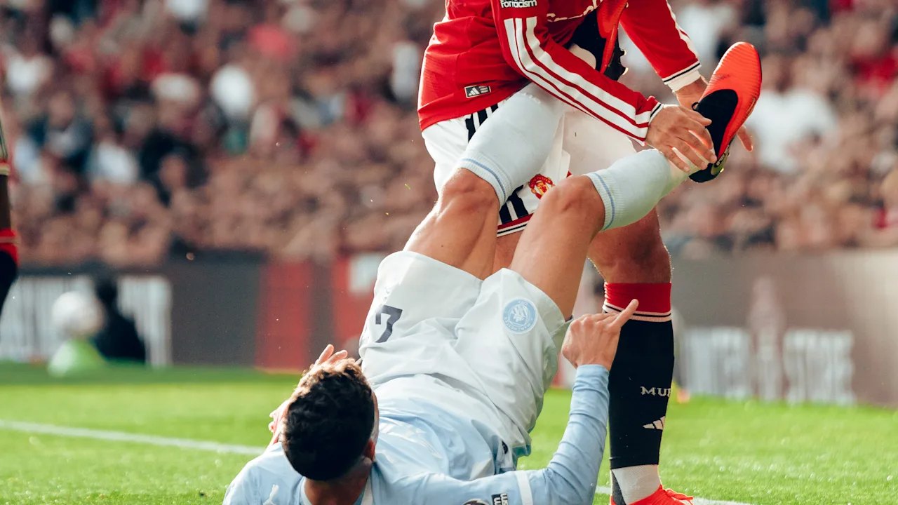 Premier League: ManUnited - ManCity, Phil Foden fliegt für Brutalo-Tritt