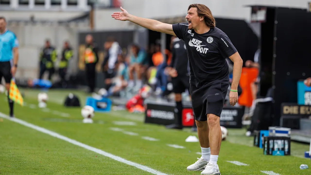 Vorm Bayern-Kracher – SVE-Trainer im Interview: „Meine Frau hasst meine langen Haare“
